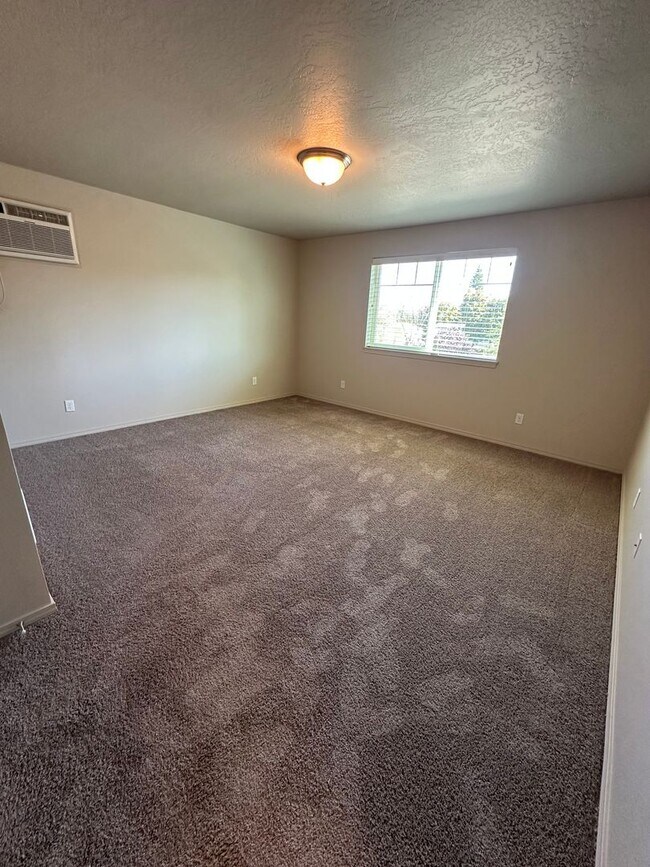 Building Photo - Stunning 4 Bedroom 2.5 Bath Duplex town ho...