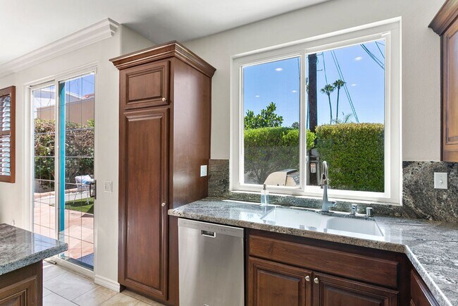 Building Photo - Exquisite beach home with Ocean and Harbor activities abound!