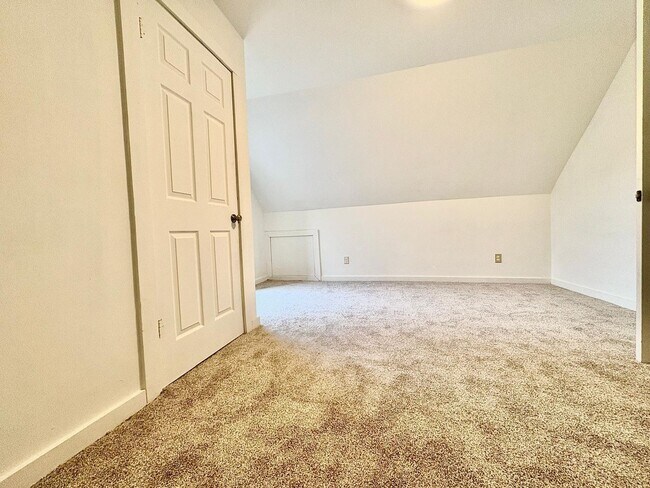 Building Photo - 2117 Bertrand St