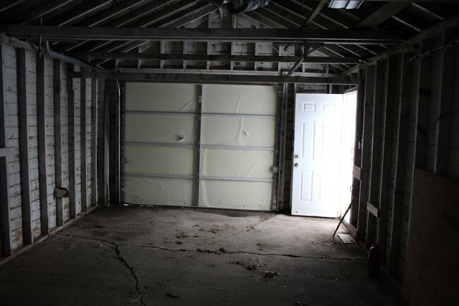 Building Photo - Available Now! 2 Bedroom 1 Bath home in Bu...
