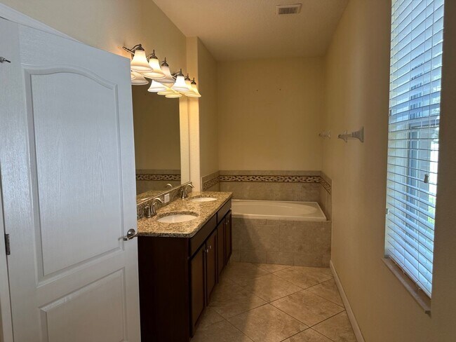 Building Photo - Beautiful 4/3.5 home located in Independence Signature Lakes Community of Winter Garden!