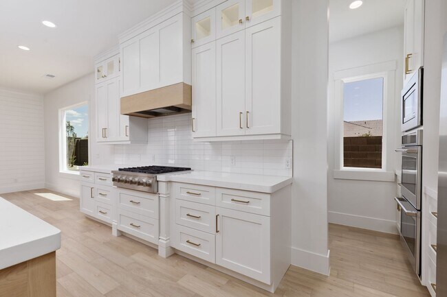 Building Photo - Stunning 5 bed 4 bath with RV Garage