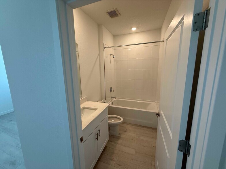 Building Photo - 74 Tequesta Ct