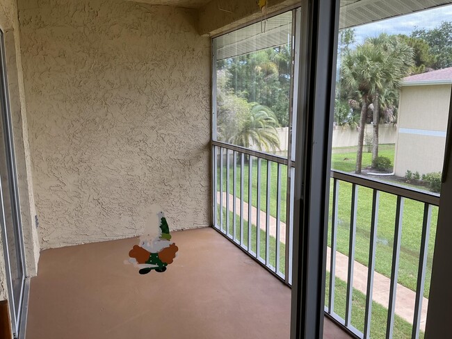 Building Photo - 1550 SE Royal Green Cir