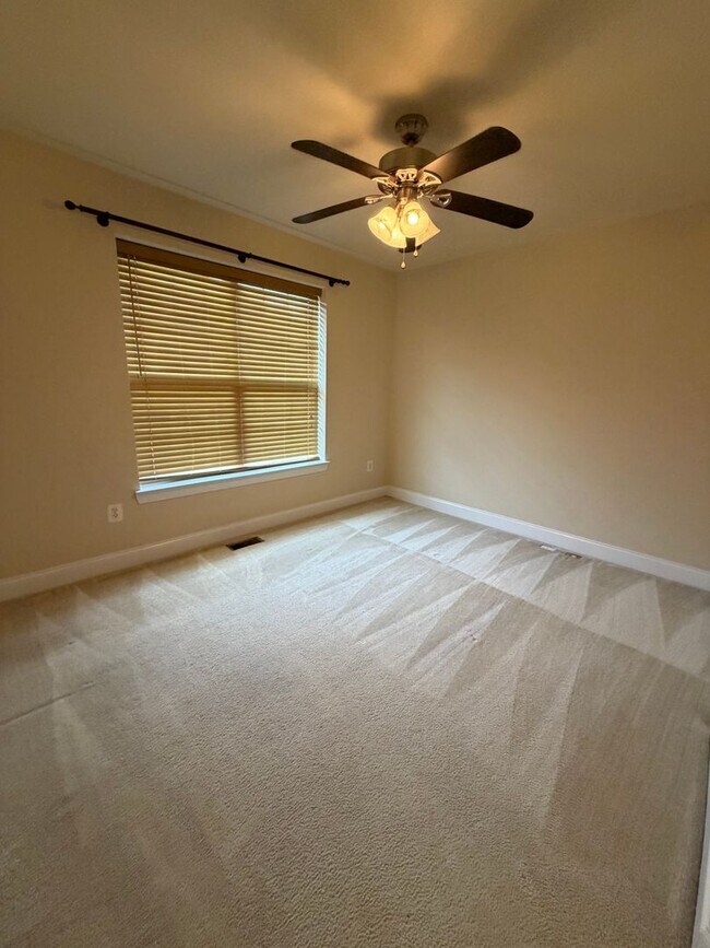 Building Photo - 908 Orchard Ridge Dr
