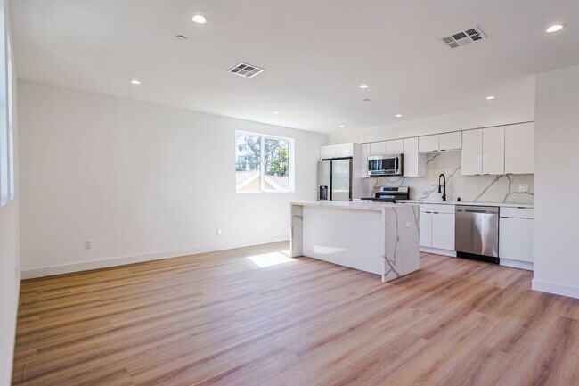 Building Photo - 2419 Carmona Ave