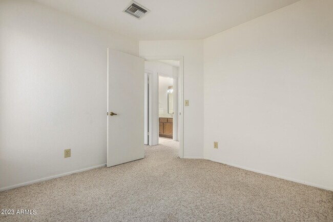 Building Photo - 9422 S 43rd Pl