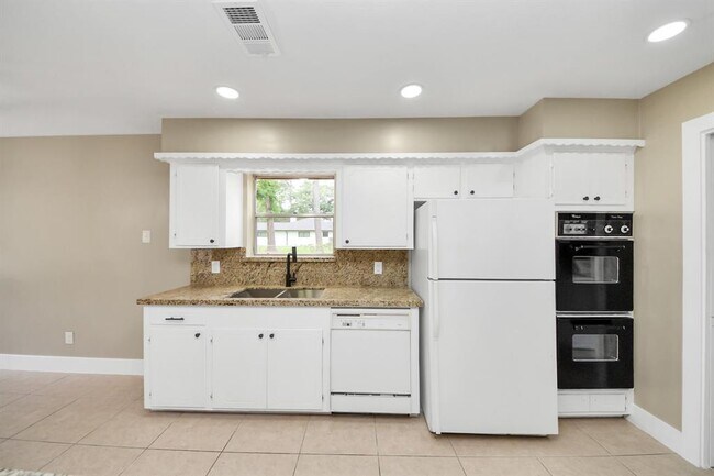 Building Photo - 11811 Campos Dr