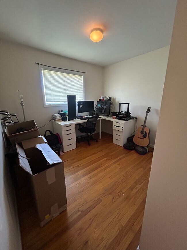 Building Photo - 2 Bedroom, 1 Bath Duplex
