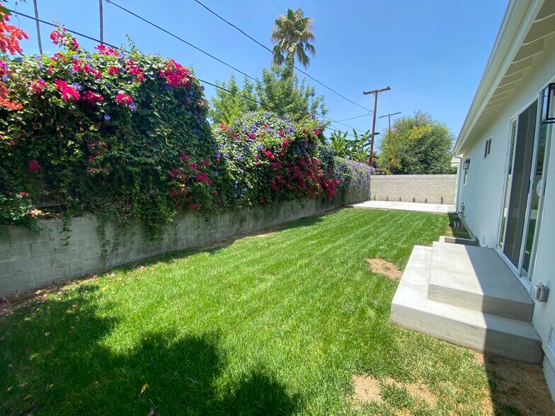 Building Photo - 6733 Glade Ave