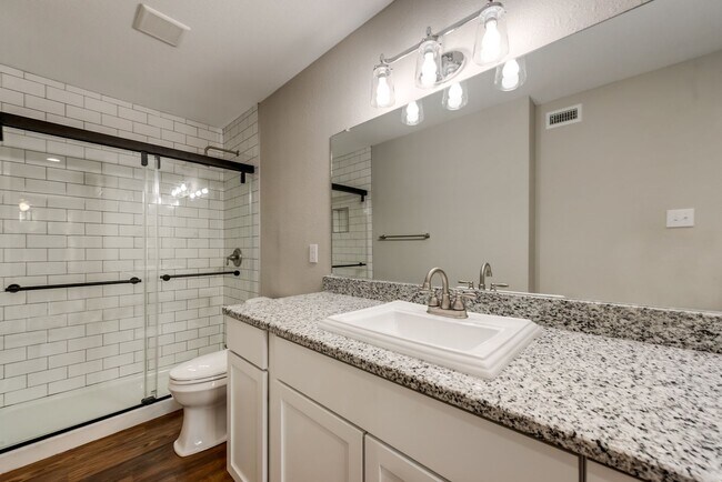 Building Photo - Stylish Upstairs Corner Unit Near Lake Ray...