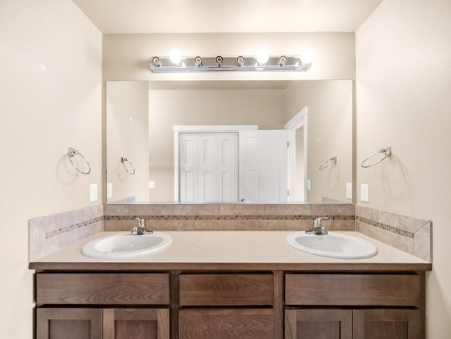 Building Photo - Spacious 5-Bedroom Home with Private Yard & Parking in Spokane