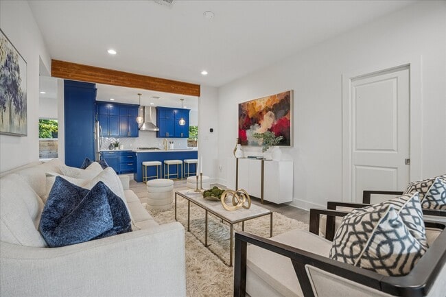 Building Photo - 515 E 9th St