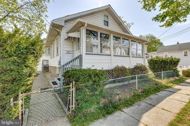 Building Photo - 427 Buttonwood St