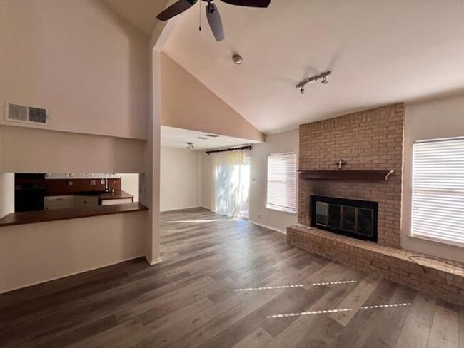 Building Photo - Northwest Condo / 2 bedrooms / 2 car garage / Backs beautiful Greenbelt