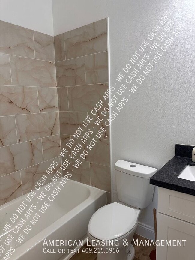 Building Photo - 1003 Lynn-D