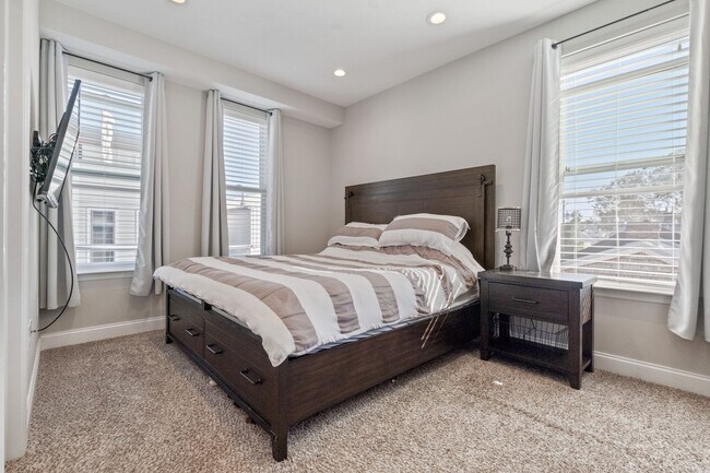 Building Photo - Luxury 3-Bedroom, 4-Bathroom House in Sout...