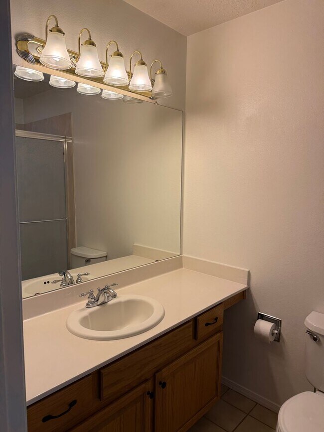Building Photo - 3 Bed 2 Bath Amazing Views