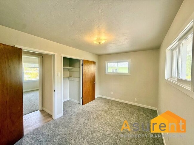 Building Photo - Freshly Renovated 3-Bedroom, 1-Bath Duplex in Ashland