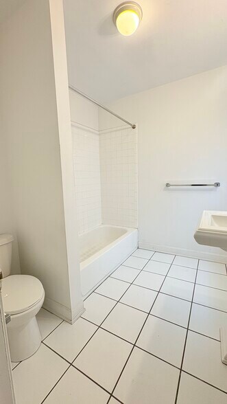 Building Photo - 1112 W 18th St