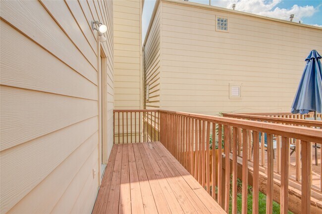 Building Photo - 5417 Lillian St