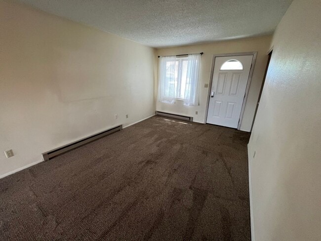 Building Photo - 1 Bedroom 1 Bath Townhouse in Great Neighborhood