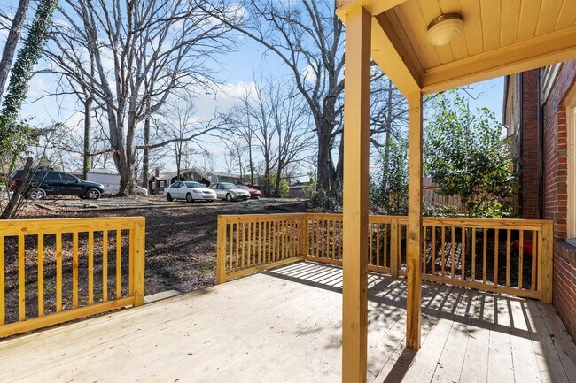 Building Photo - Spacious 1 Bedroom Duplex in Trinity Park, blocks from Duke! - Renovated & Pet Friendly