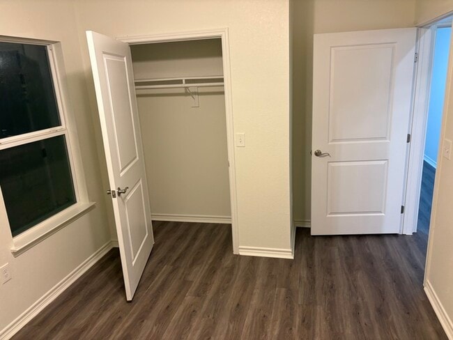 Building Photo - 914 Country Club Dr