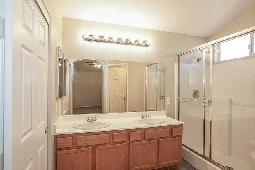 Building Photo - 9524 Friant St