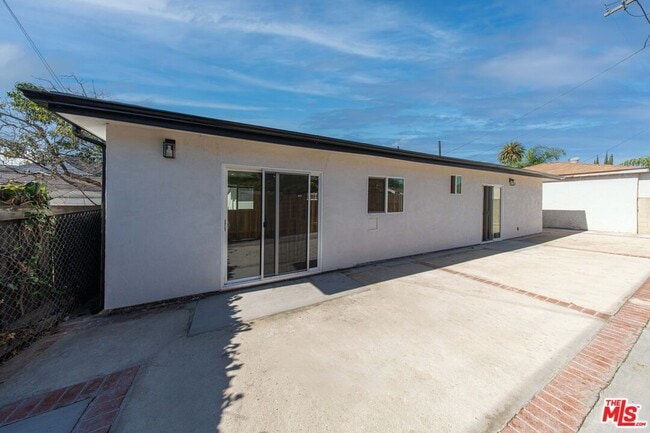 Building Photo - 8430 Glenoaks Blvd