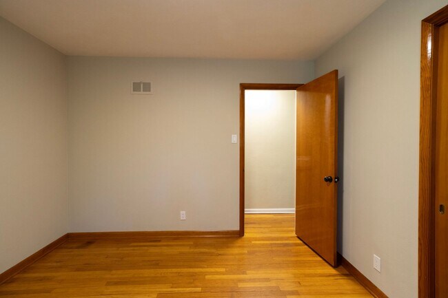 Building Photo - Charming Ranch Home with a great yard in Desirable Southwest Columbia