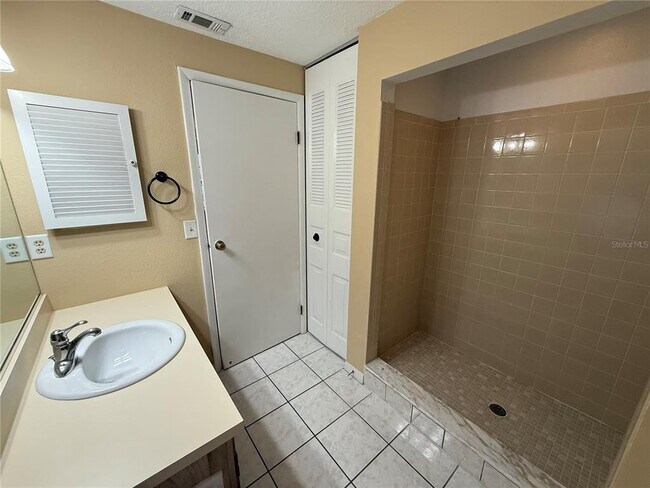 Building Photo - 525 Lakeview Dr