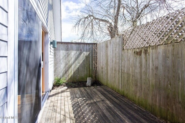 Building Photo - 586 N Broadway