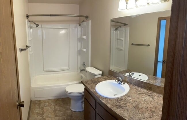Building Photo - $2,100 / 4br - 1969ft2 - ?? Newman Lake 4B...