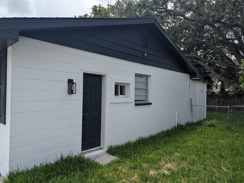 Building Photo - 10804 N 53rd St