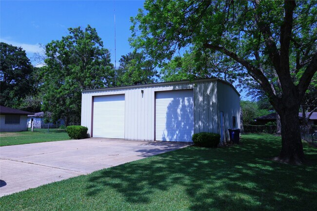 Building Photo - 115 Irwin Rd