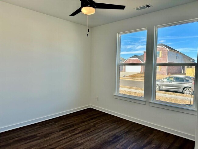 Building Photo - 2421 Longfellow Dr