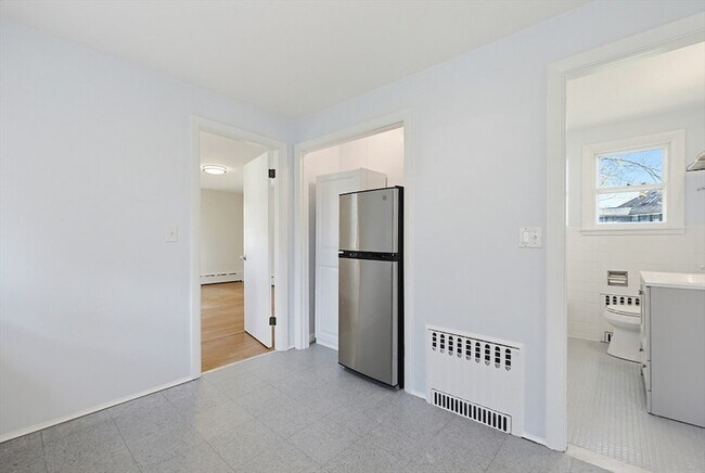 Building Photo - 9-13 W Main Street Unit 1