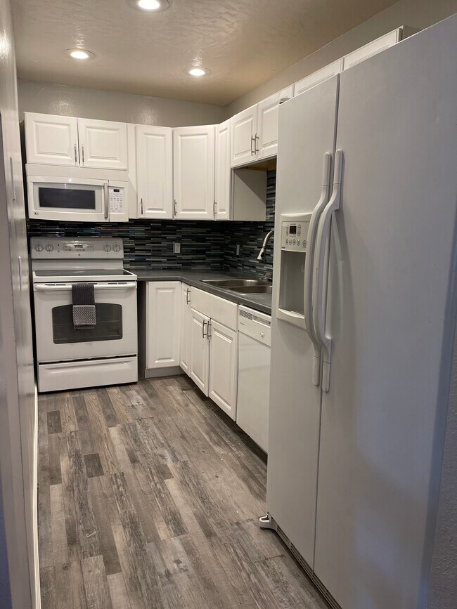 Primary Photo - 420 N Villa Ct
