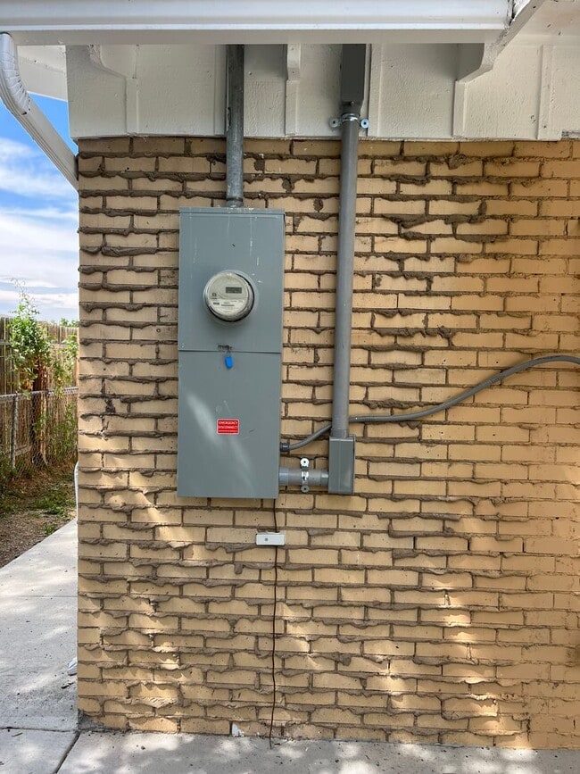 Building Photo - Welcome to this stunning 3-bedroom, 2-bath...