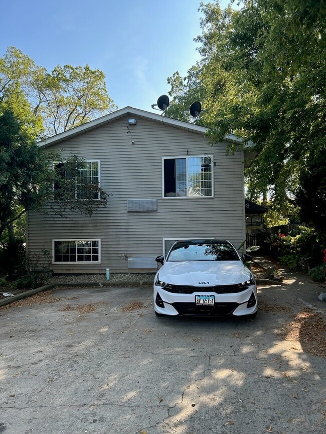 Primary Photo - 1/2 Grand Ave