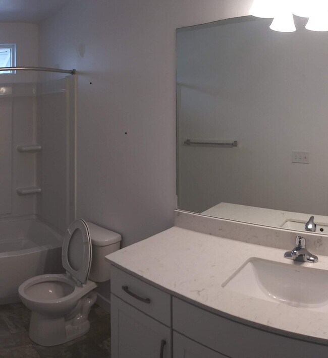 Building Photo - STUNNING 3 bed 2.5 bath Pet Friendly town ...