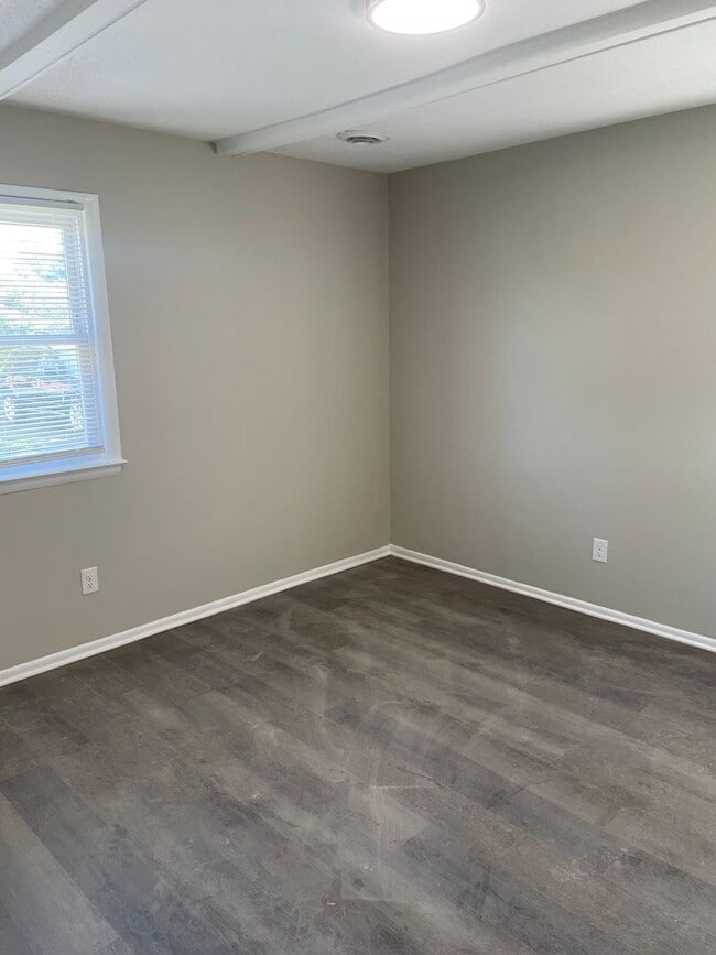 Building Photo - 1008 Claremont Ave NE