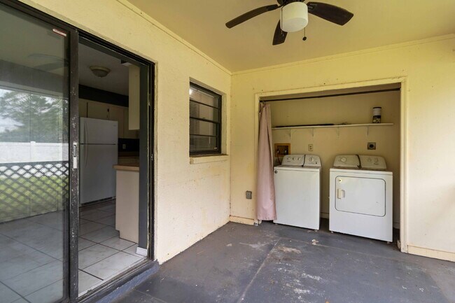 Building Photo - "Charming 2-Bedroom Duplex in Port Charlotte1"