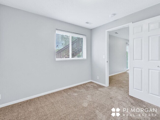 Building Photo - Charming 3 bedroom, 2 bathroom Duplex with...