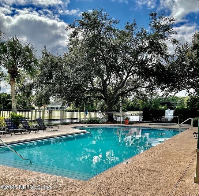 Building Photo - 13703 Richmond Park Dr N