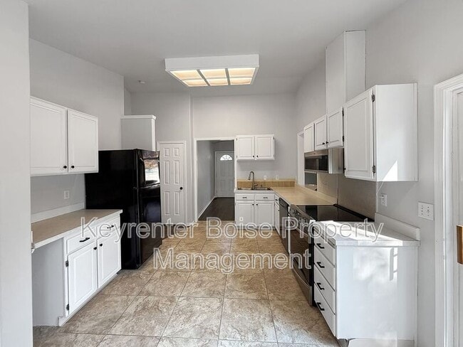 Building Photo - 105 N Chaparal St