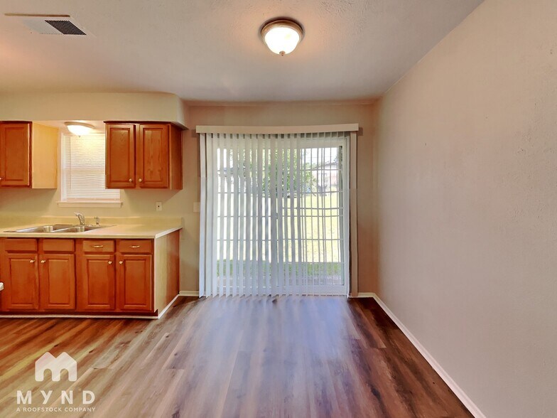 Building Photo - 3451 Pebbleshores Dr