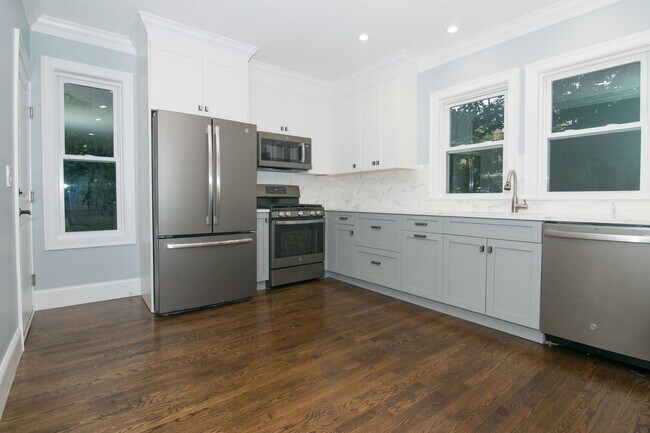 Building Photo - No Brokers Fee. InUnit Washer/Dryer, centr...