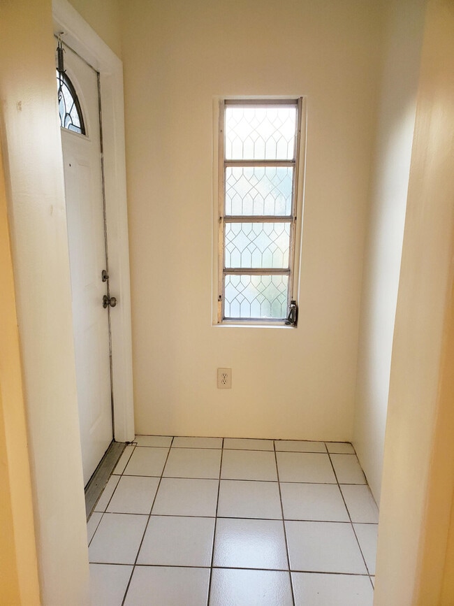 Building Photo - 5150 NE 17th Terrace